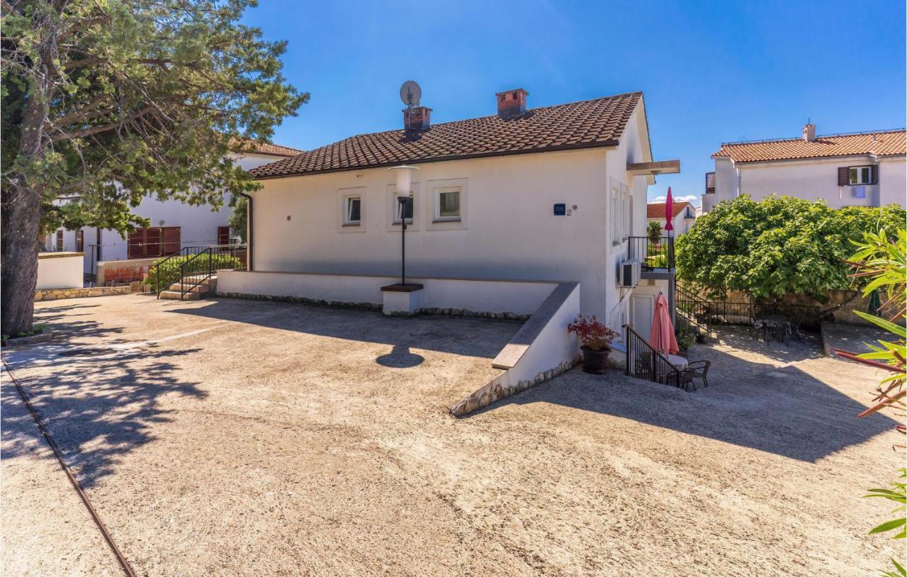 Cozy Apartment In Krk With Kitchen Крк Экстерьер фото